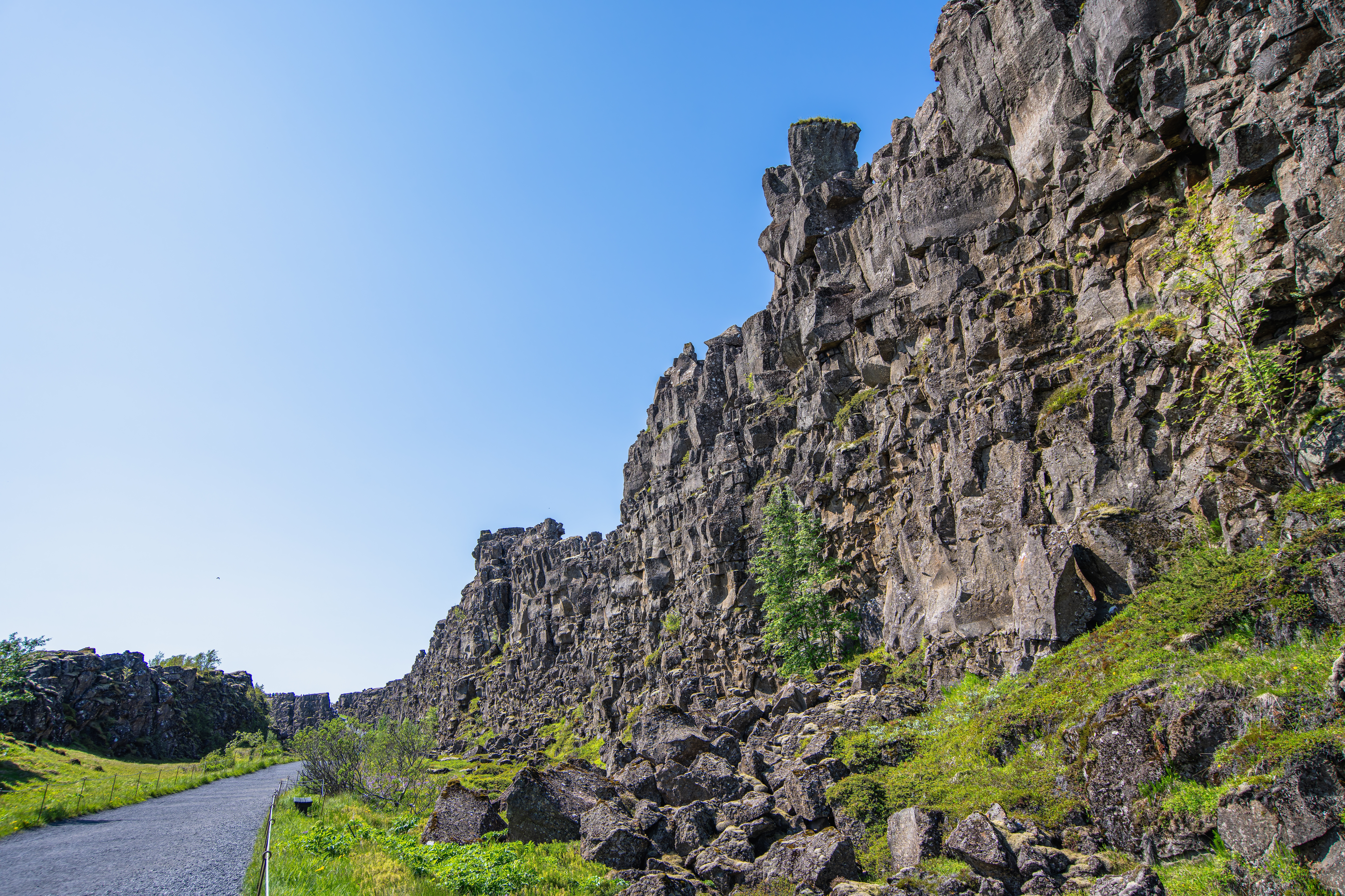 Stigen längs klippväggen i Almannagjá i Þingvellir