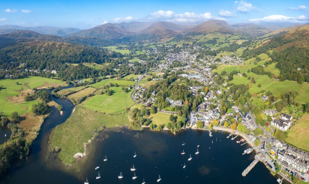 Ambleside och Waterhead vid norra änden av Windermere i Lake District