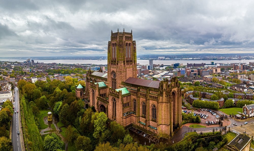 Den anglikanska Liverpool Cathedral i röd sandsten sedd från luften