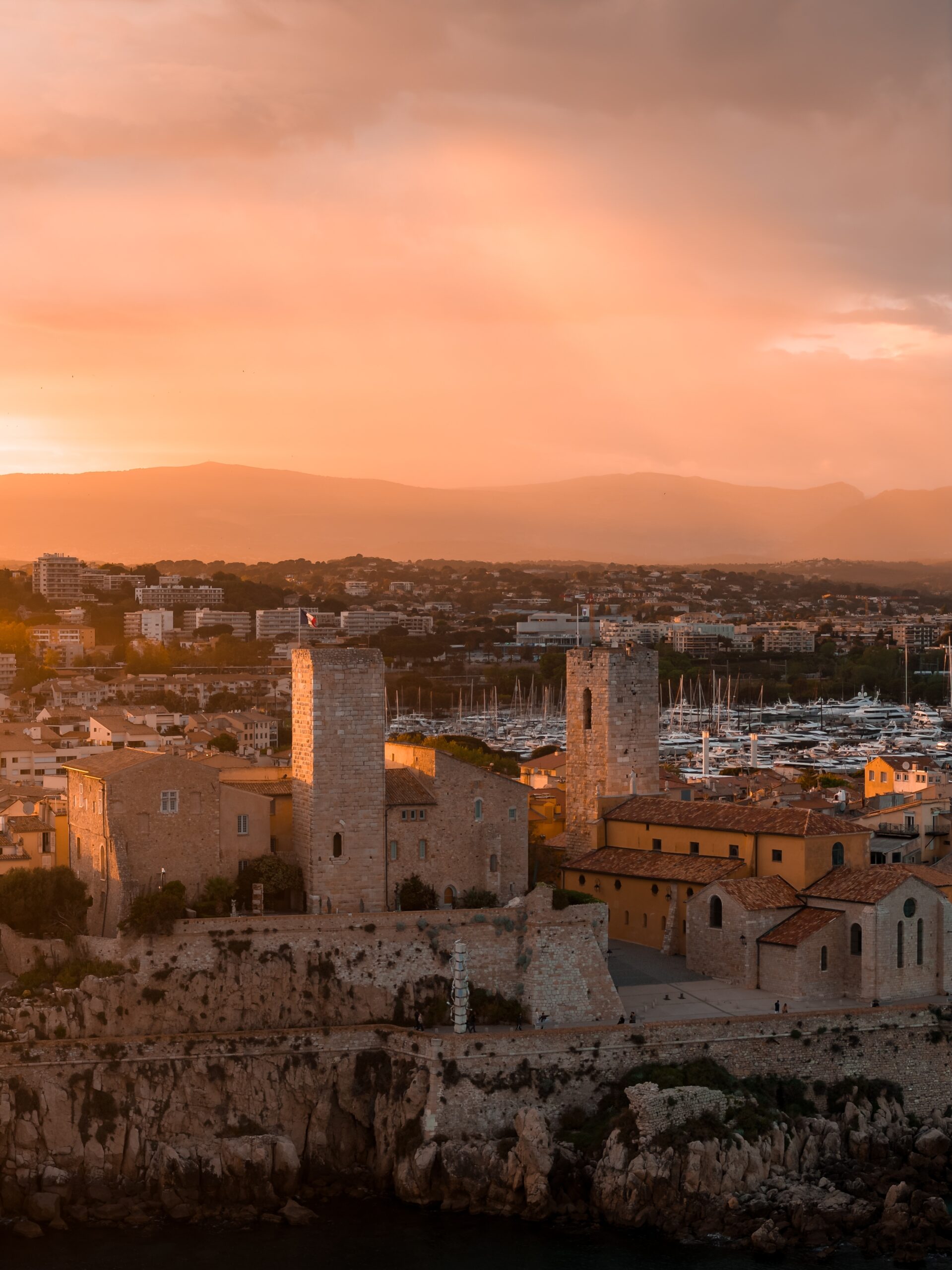 Musée Picasso och Château Grimaldi i Antibes i skymningen