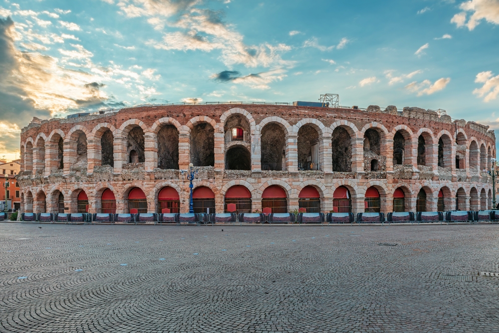 Den romerska amfiteatern Arena di Verona vid Piazza Bra i soluppgången