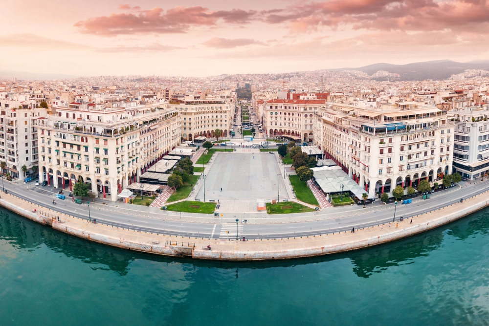 Flygfoto över Aristotelestorget i Thessaloniki, stadens stora torg ner mot havet