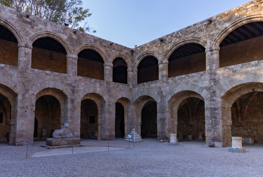 Gården i Arkeologiska museet i Rhodos stad