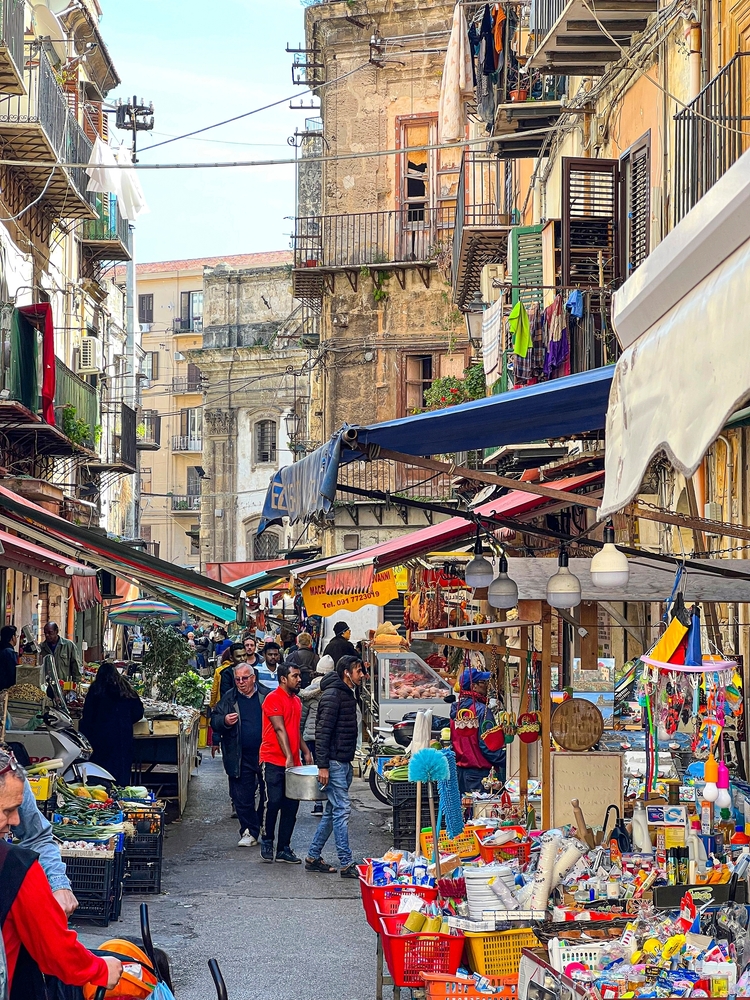 Frukt och grönsaker på Ballarò-marknaden i Palermo