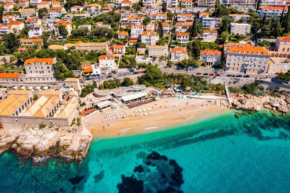 Banjestranden i Dubrovnik med Old Town och stadsmuren i bakgrunden