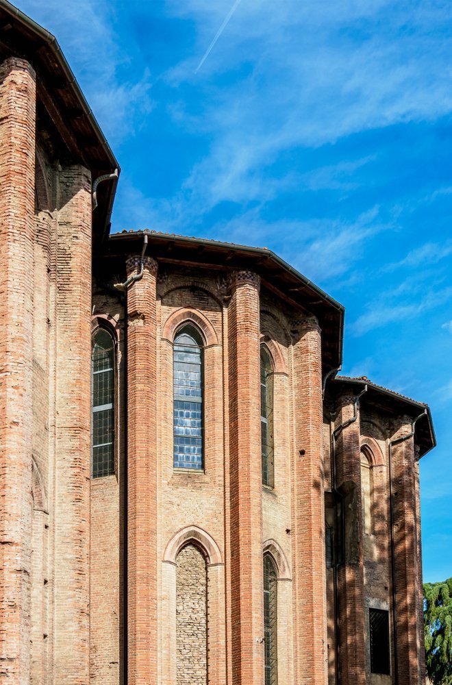 Basilica di San Domenico och torget framför kyrkan i Bologna