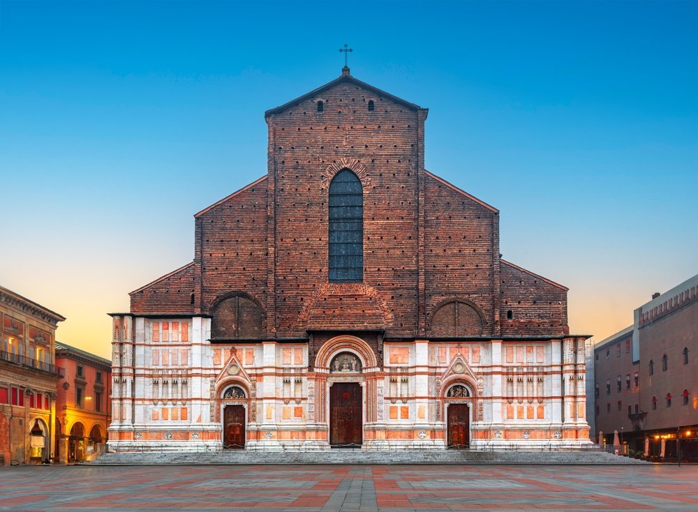 Basilica di San Petronio med den ofullbordade fasaden på Piazza Maggiore i Bologna