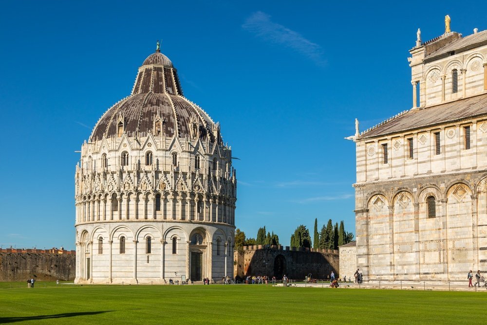 Battistero och domkyrkan på Piazza dei Miracoli i Pisa