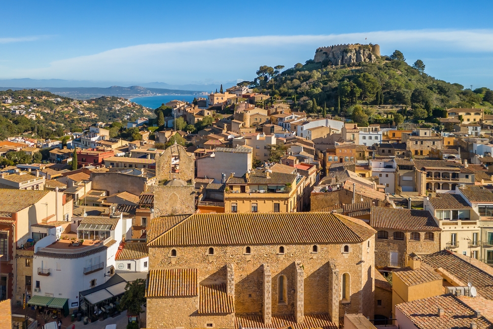 Den pittoreska staden Begur på Costa Brava med den medeltida borgen på kullen