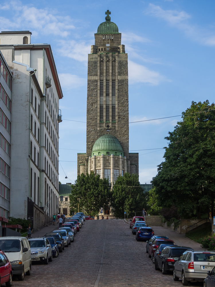 Berghälls kyrka som reser sig över stadsdelen Berghäll i Helsingfors