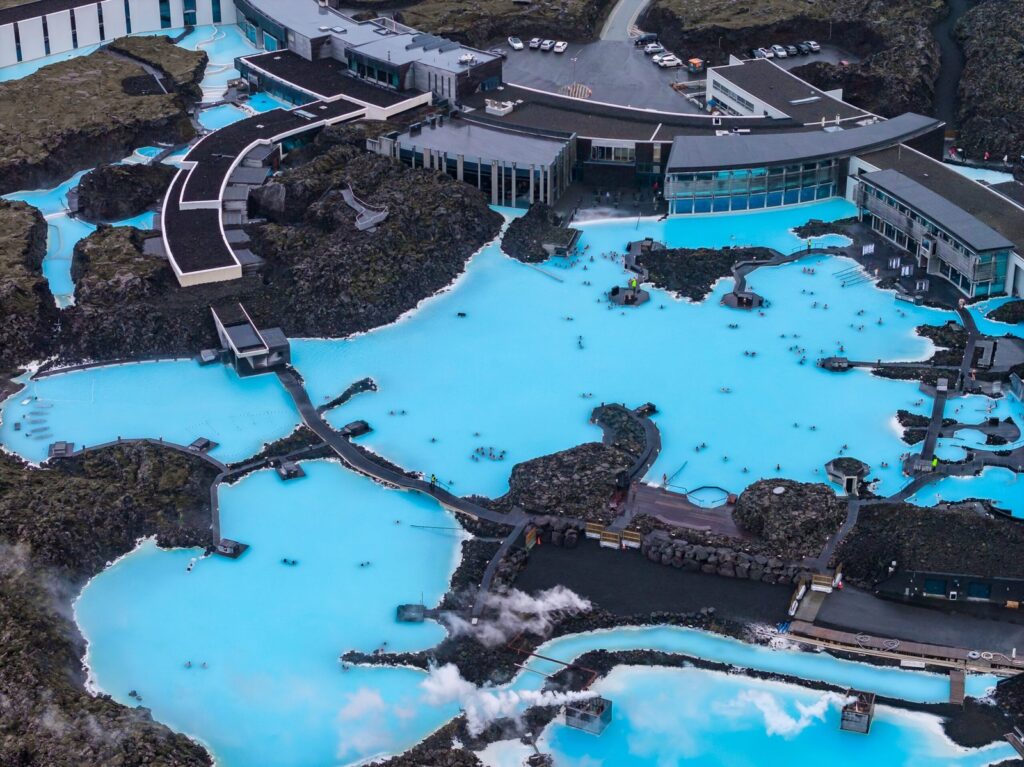 Blue Lagoon med mjölkblått vatten och lavafält