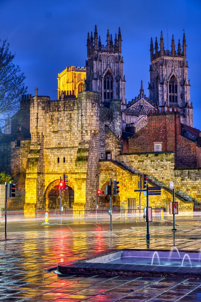 Stadsporten Bootham Bar med York Minster bakom