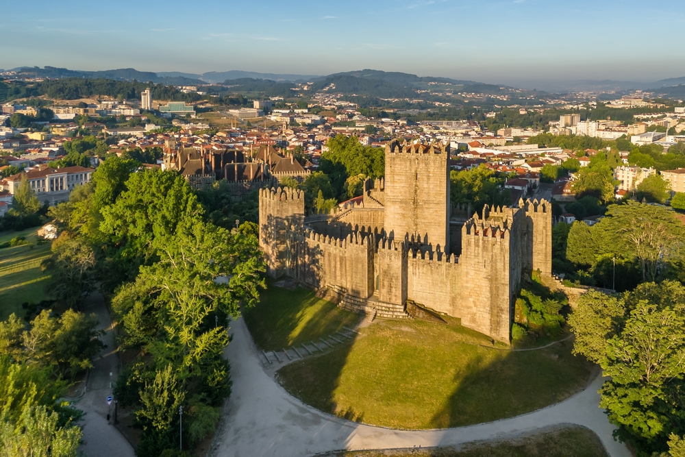 Flygfoto över borgen i Guimarães i soluppgången
