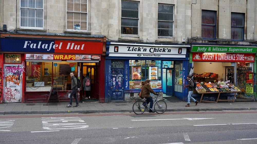 Butiker och väggmålningar på Stokes Croft i Bristol
