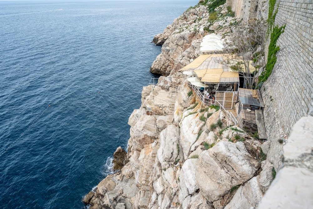Buža-bar på klipporna utanför stadsmuren i Dubrovnik