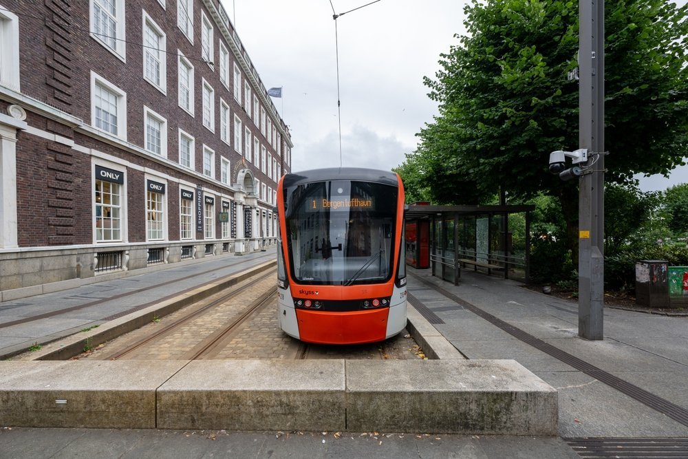 Bybanen linje 1 mot Bergen Lufthavn vid hållplatsen Byparken i centrum
