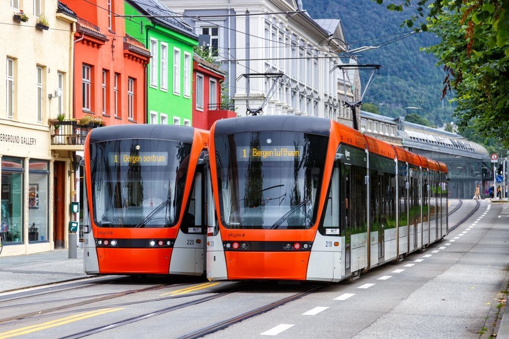 Bybanen på Kaigaten vid Byparken, där linje 1 mot flygplatsen startar