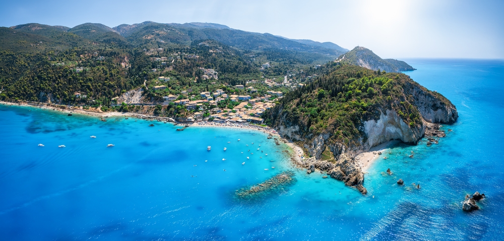 Flygfoto över den lilla byn Agios Nikitas och stranden på Lefkada