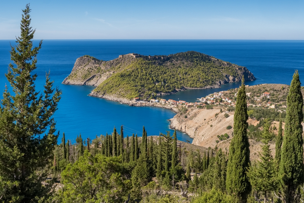 Byn Assos med de färgglada husen på Kefalonia
