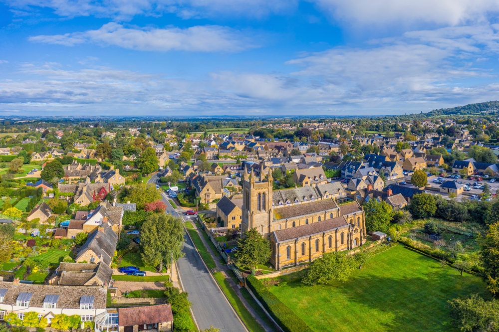 Byn Broadway i Cotswolds sedd från luften