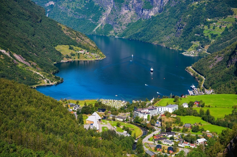 Byn Geiranger längst in i Geirangerfjorden