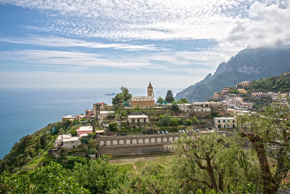 Byn Montepertuso högt ovanför Positano på Amalfikusten