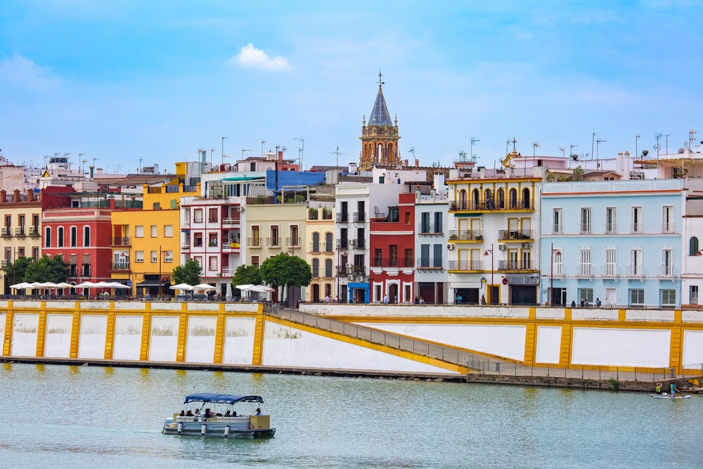 Calle Betis i Triana vid floden Guadalquivir i Sevilla