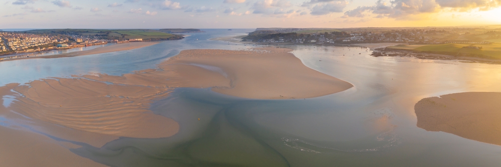 Flodmynningen Camel Estuary vid Padstow i Cornwall i gryningen