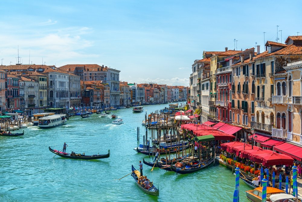 Canal Grande i Venedig med gondoler och vattenbussar sedd från Rialtobron