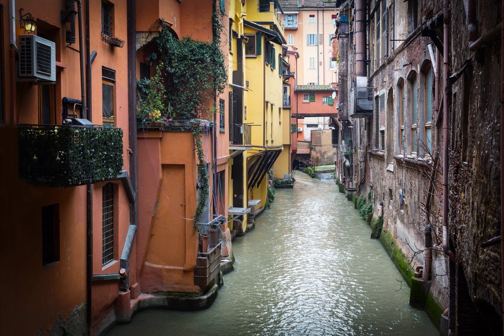 Canale delle Moline sedd genom Finestrella på Via Piella i Bologna