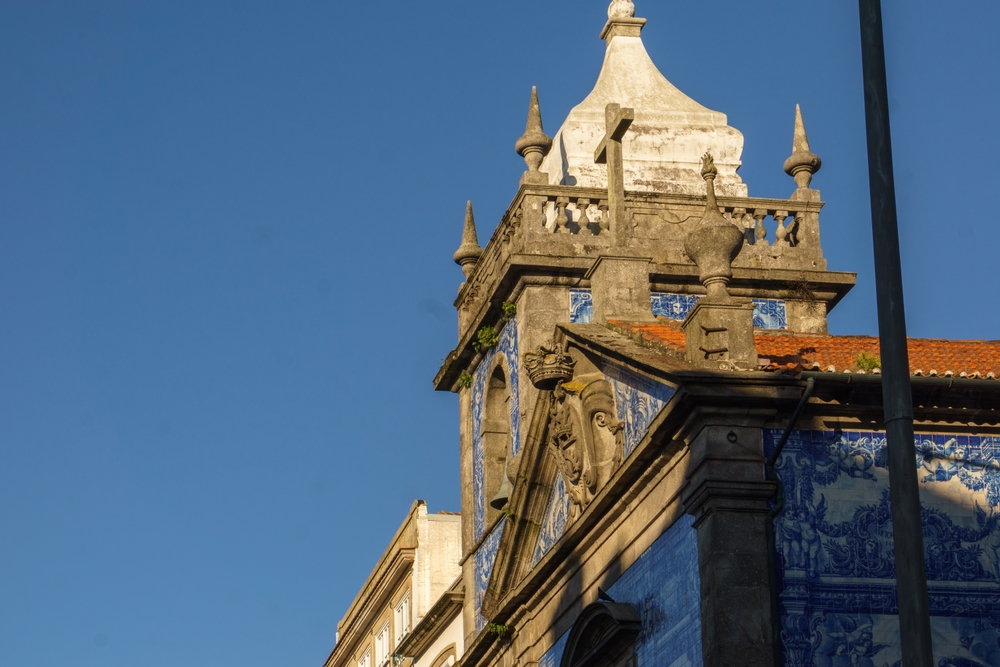 Tornet och den kakelklädda fasaden på Capela das Almas vid Rua de Santa Catarina i Porto