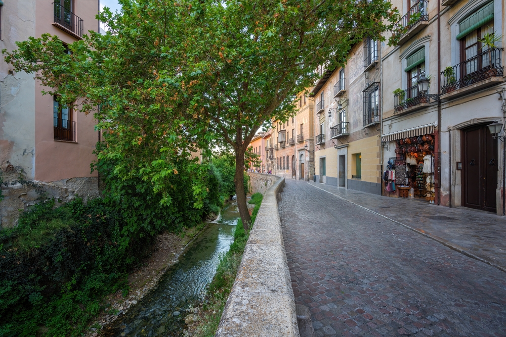 Den kända gatan Carrera del Darro längs floden Darro i Granada