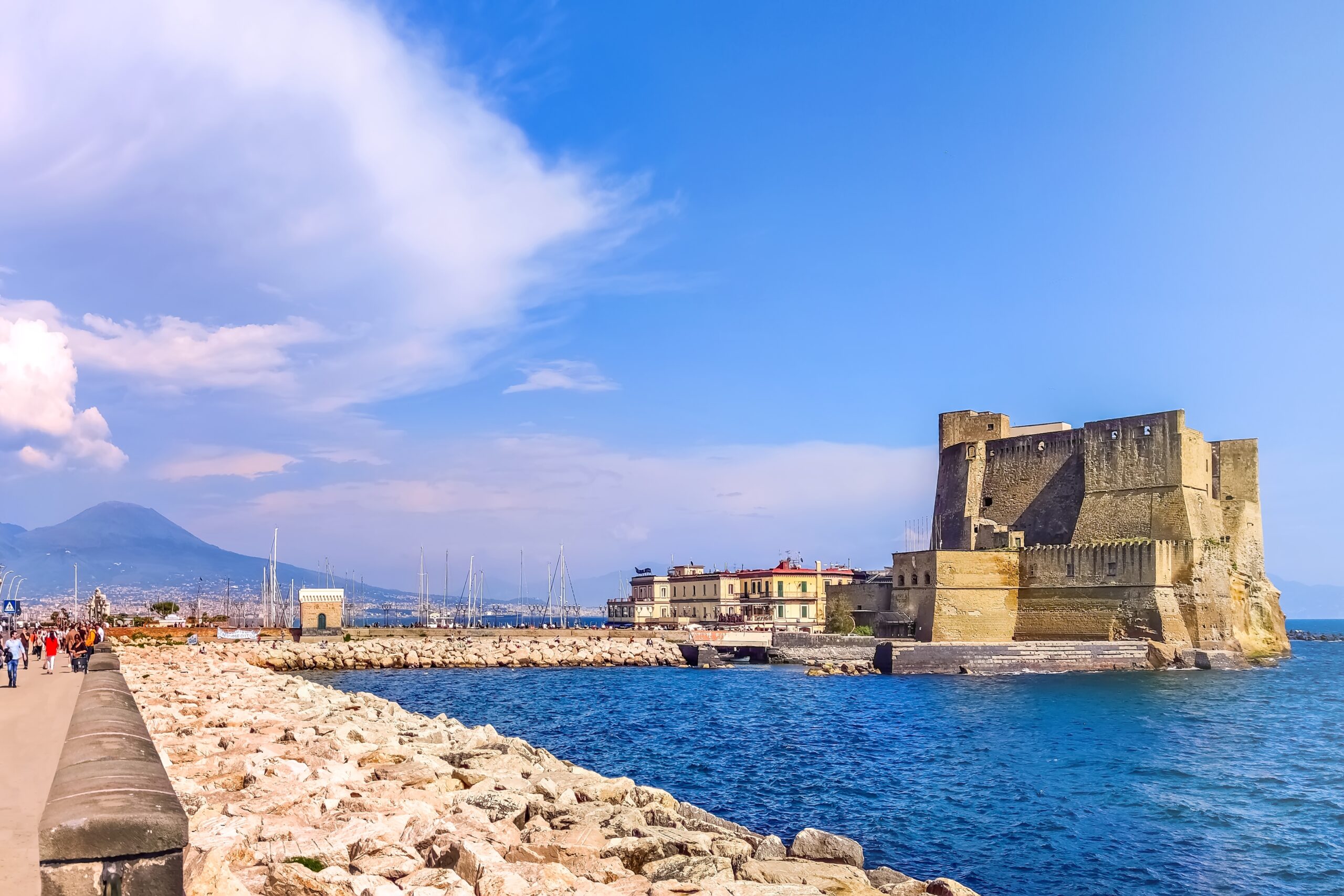 Castel dell'Ovo med Vesuvius i bakgrunden