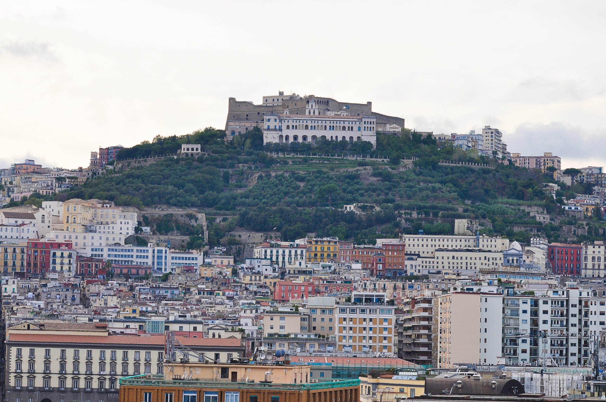 Castel Sant'Elmo och Certosa di San Martino ovanför Neapel