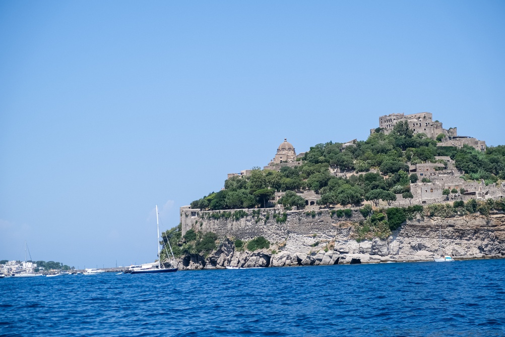 Castello Aragonese på klippön utanför Ischia Ponte