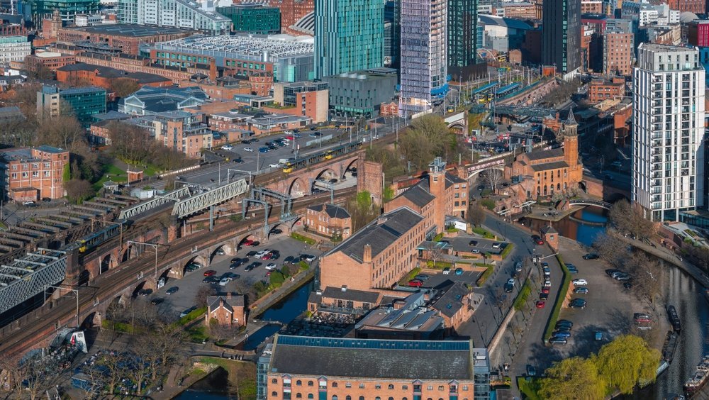Castlefield med kanaler, magasin och järnvägsviadukter i Manchester