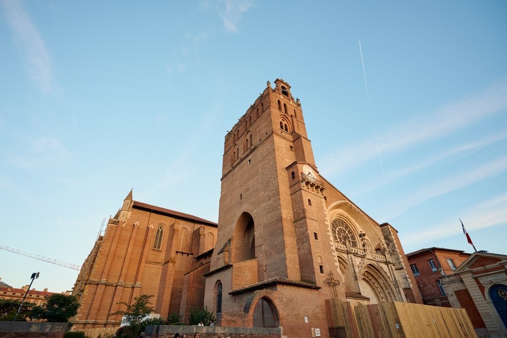 Cathédrale Saint-Étienne ovanför taken i Old Town i Toulouse