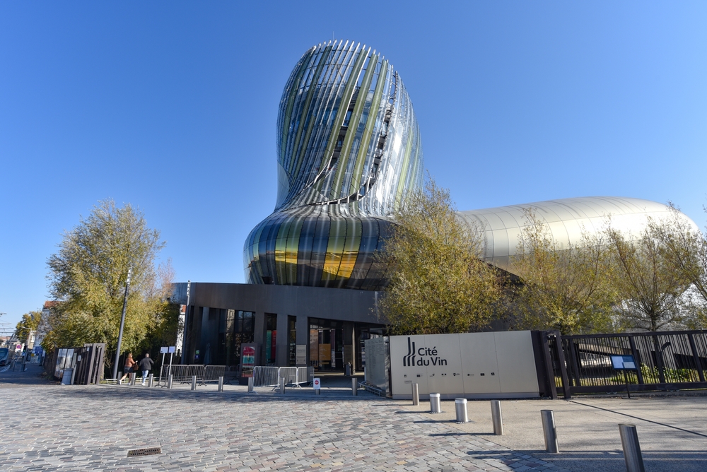 Modern arkitektur vid Cité du Vin i Bassins à flot i Bordeaux