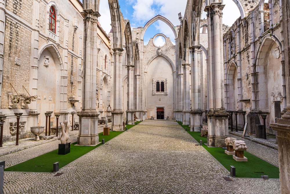 Taklösa gotiska ruiner i Convento do Carmo i Lissabon