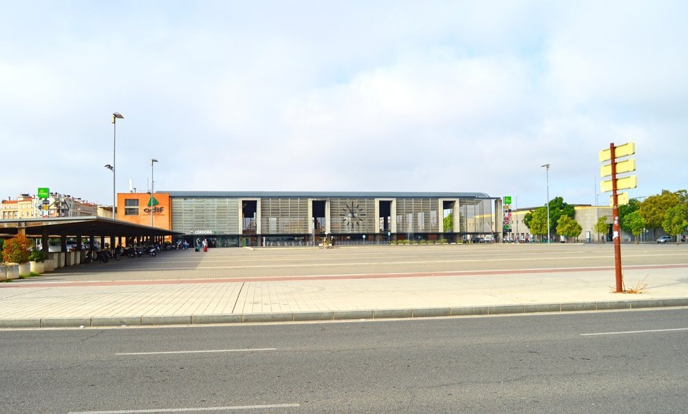 Córdobas järnvägsstation (AVE) vid Plaza de las Tres Culturas