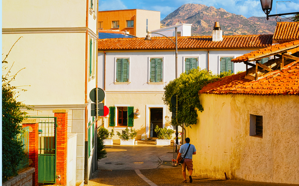 Gatan Corso Umberto I i gamla stan i Olbia centrum