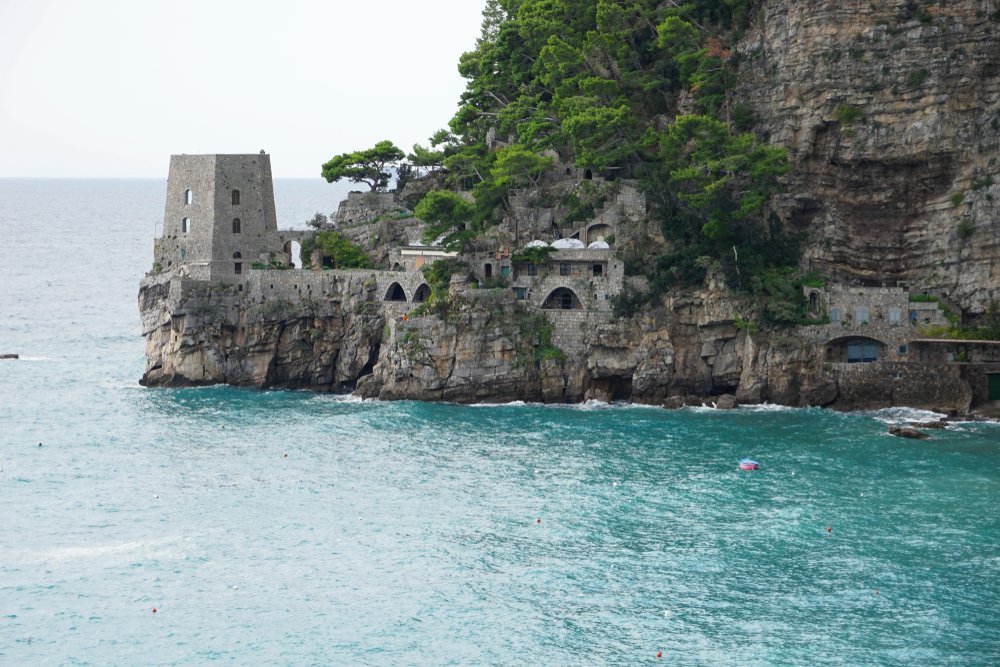 Det gamla vakttornet på klippan vid Fornillo i Positano