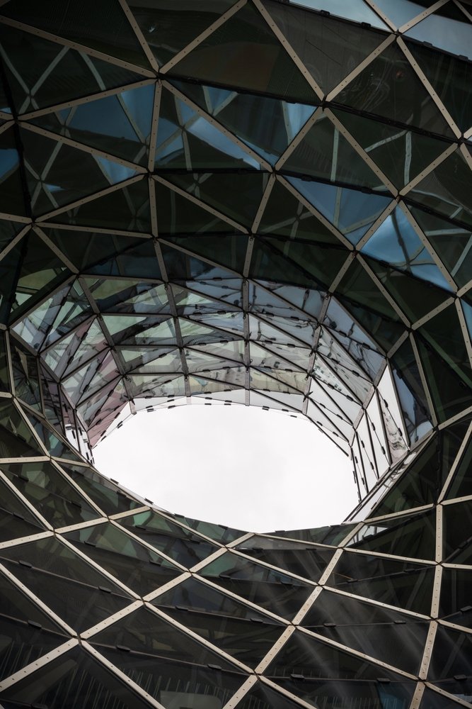 Det trattformade glastaket på köpcentret MyZeil på Zeil i Frankfurt