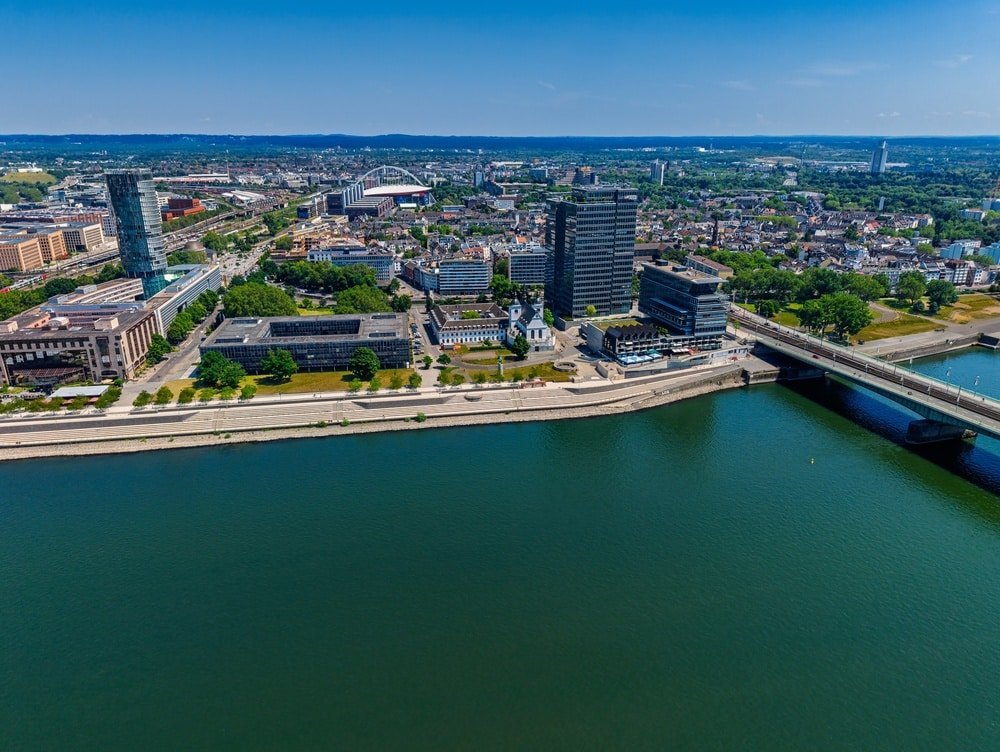 Deutz med Rheinboulevard, KölnTriangle och Rhen sett från luften