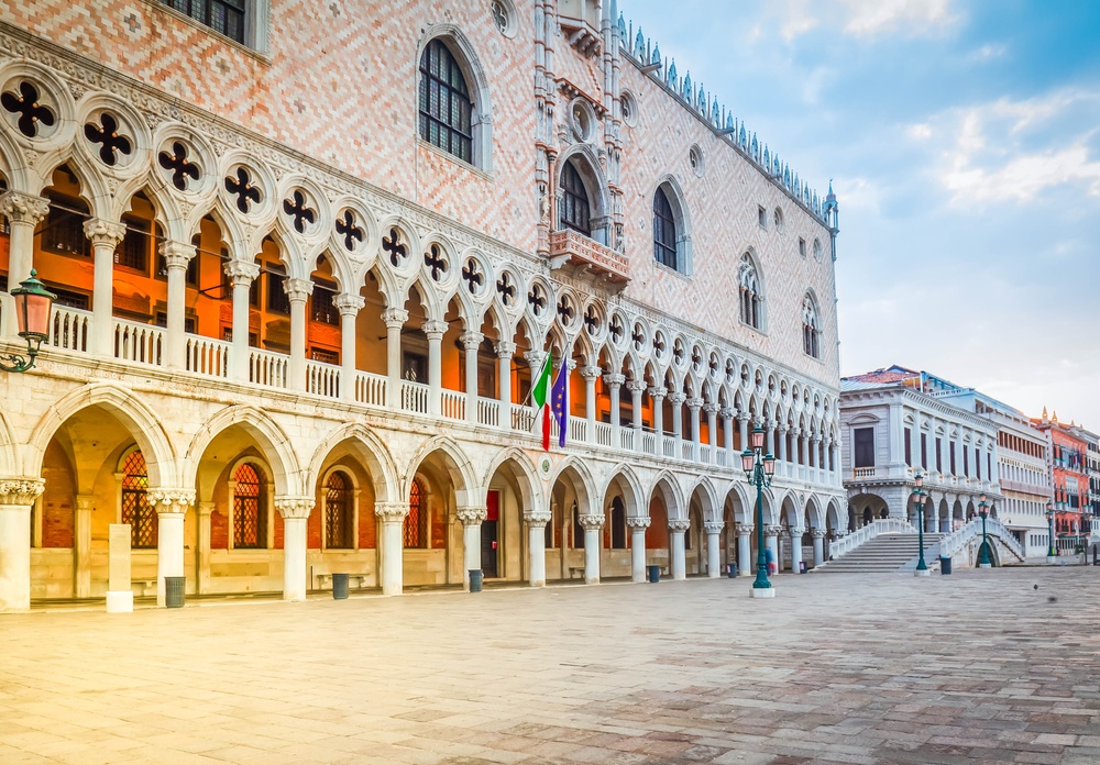 Dogepalatset och kajen vid San Marco i Venedig