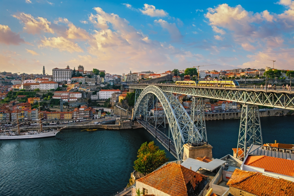 Dom Luís I-bron över Dourofloden sedd från Jardim do Morro med utsikt över Porto
