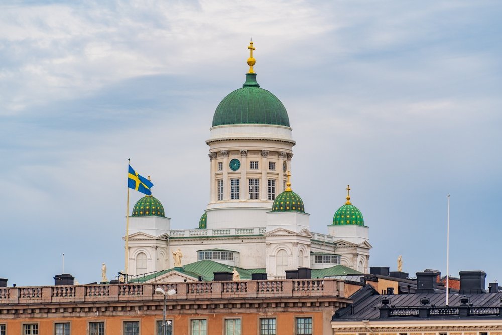Domkyrkan med de gröna kupolerna vid Senatstorget i Helsingfors