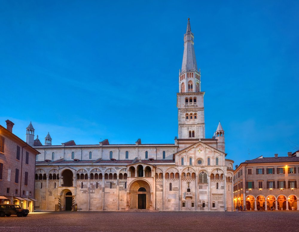 Domkyrkan och klocktornet Ghirlandina på Piazza Grande i Modena