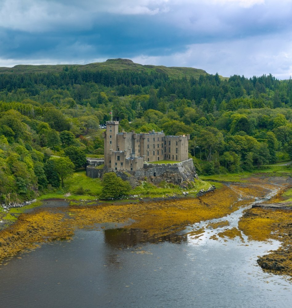 Dunvegan Castle vid viken Loch Dunvegan på Isle of Skye