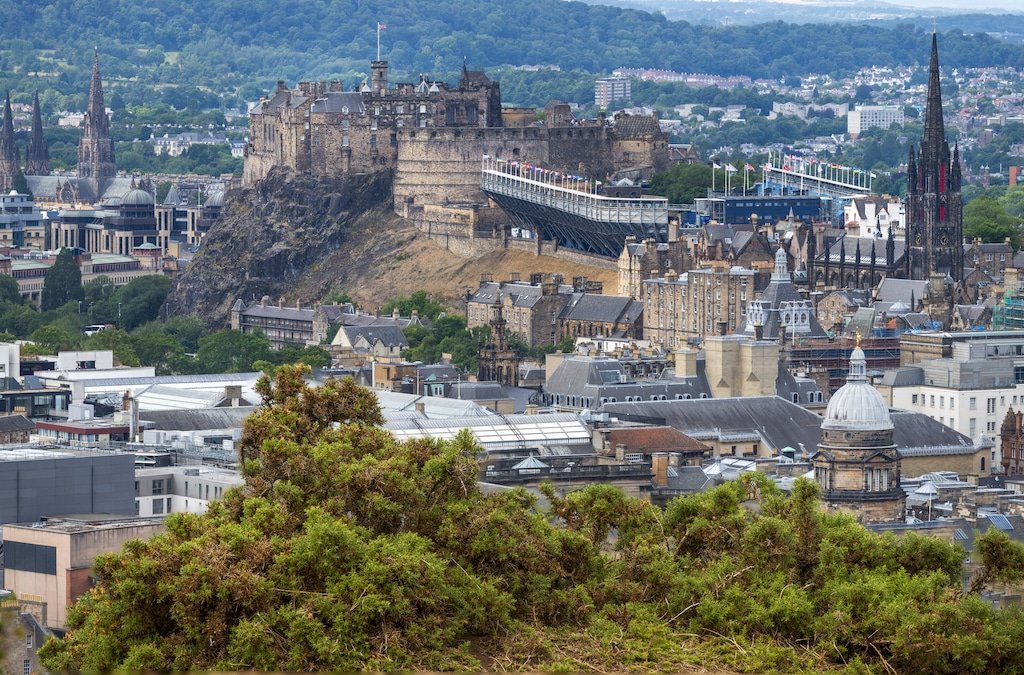 Edinburgh Castle på klippan ovanför Edinburgh